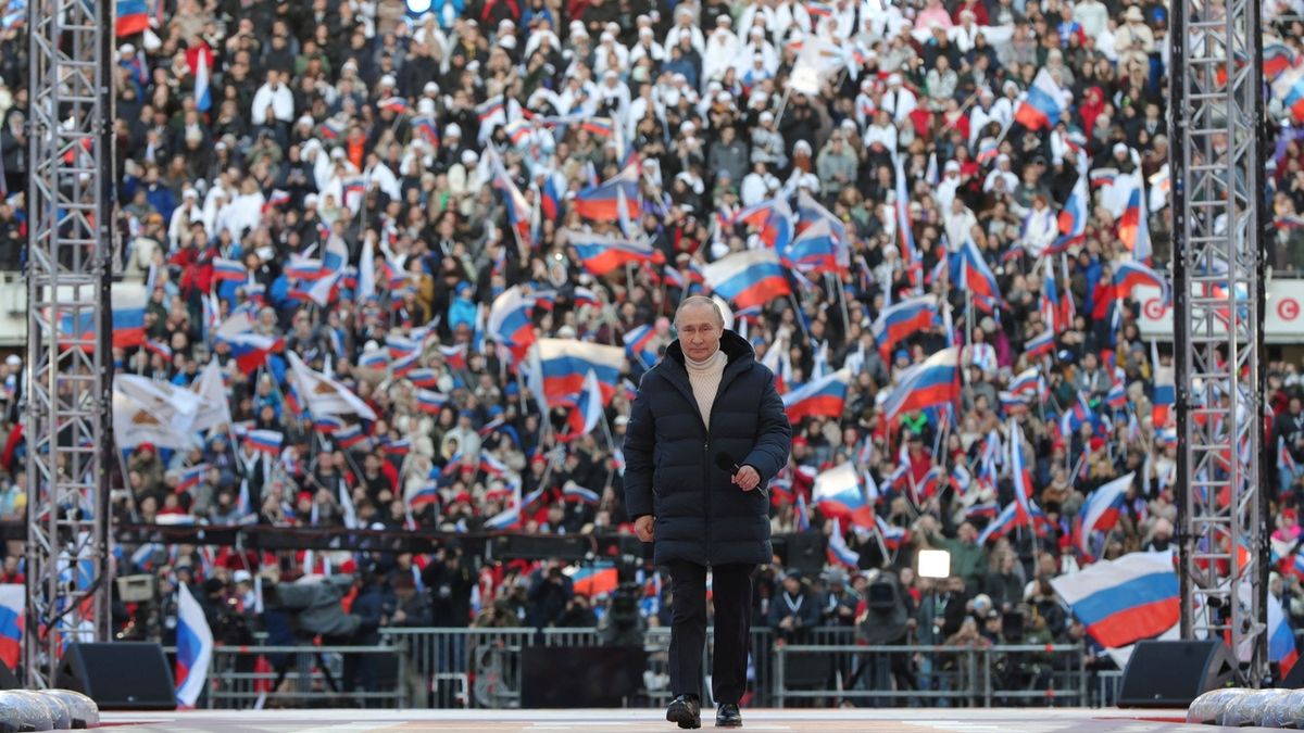 Účast na obřích oslavách anexe Krymu byla pro některé povinná, píší média